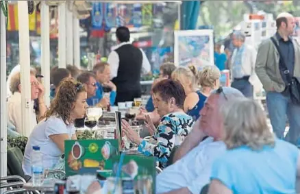  ?? ANA JIMÉNEZ ?? Las terrazas son uno de los elementos que más preocupan a la Síndica y a Amics de la Rambla