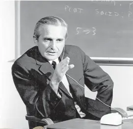  ?? THE NEW YORK TIMES ?? Início. Douglas Engelbart (esq.) demonstra suas pesquisas, incluindo uma das primeiras versões do mouse (abaixo); a patente do dispositiv­o (dir.) foi publicada em 1970