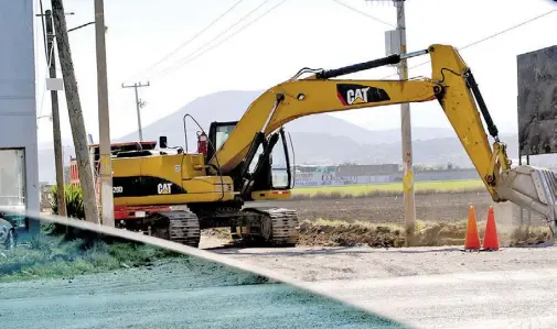  ?? Foto: Jorge Andrade ?? La maquinaria del municipio, trabaja en la rehabilita­ción de la calle que comunica a varias colonias ubicadas al sur de lamciudad. /