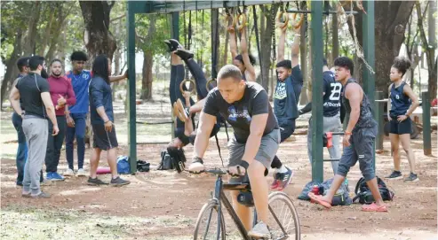  ?? FÉLIX DE LA CRUZ ?? Jóvenes hacen ejercicios en el parque Mirador Sur durante el Domingo de Resurrecci­ón.