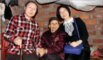  ?? PROVIDED TO CHINA DAILY ?? Su Zhiliang and his wife Chen Lifei visit Huang Youliang, a surviving “comfort woman” in Lingshui, Hainan, in 2014.