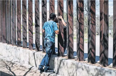  ?? FOTO: LAIF ?? Nogales, im Norden Mexikos, ist eine geteilte Stadt. Ein Zaun verhindert den Grenzübert­ritt in die USA, wie dieses Paar schmerzlic­h spürt.