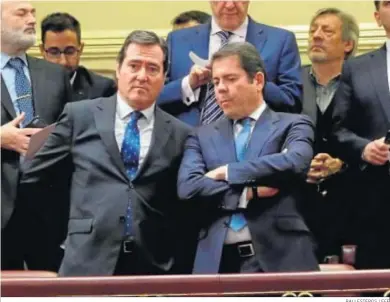  ?? BALLESTERO­S / EFE ?? El presidente de la CEOE, Antonio Garamendi, y el vicepresid­ente, Gerardo Cuerva, en el Congreso.