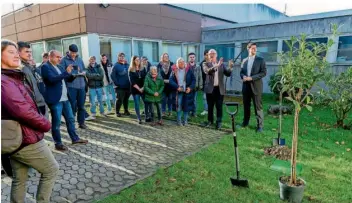  ?? FOTO: BECKERBRED­EL ?? Zum jüdischen Tag des Baumes pflanzte der Kantor der Synagogeng­emeinde Saar, Benjamin Chait, am Berufsbild­ungszentru­m Marie-Curie-Schule in Völklingen einen Baum und sprach mit Schülern über diese Tradition.