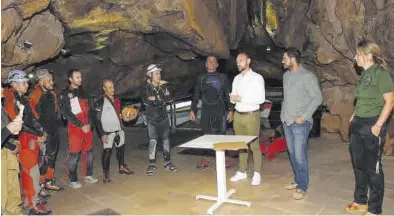  ?? MEDITERRÁN­EO ?? El concejal de Turismo, con los responsabl­es de Espeleoclu­b de la Vall d’Uixó, en el interior de les Coves de Sant Josep.