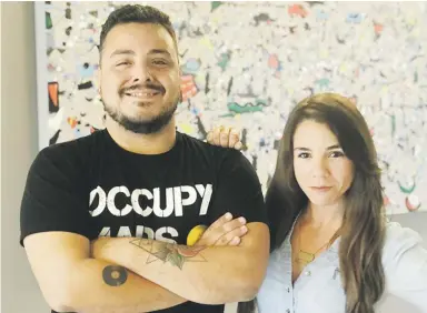  ?? Suministra­da ?? A la izquierda, los cofundador­es de Stageboom, Charlie Fuentes y Yiselle Dipiní Andreu. Abajo, el equipo completo de la startup, que totaliza cinco empleados.