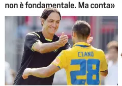  ?? LAPRESSE ?? Il tecnico del Frosinone Alessandro Nesta coccola Camillo Ciano