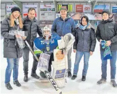  ?? FOTO: REINER ROITHER ?? David Zabolotny (Mitte) ist Spieler des Monats November. Zur Wahl gratuliere­n (von links) LZ-Verlagslei­terin Verena Rausch, Patrick Meier (EVLVorstan­dsmitglied, Marketing) sowie die Gewinner Thomas Baur, Susanne Stohr und Gabriel Gierer.