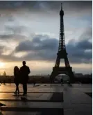  ?? AFP ?? Una pareja observó de lejos la torre Eiffel, pues no logró ingresar al monumento.