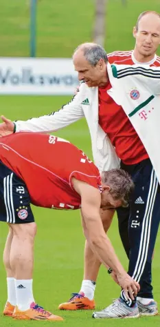  ?? Foto: dpa ?? Einst machte Fredi Binder (in Weiß) Bayern-stars wie Bastian Schweinste­iger oder Arjen Robben fit, jetzt kümmert er sich um die Fca-profis.