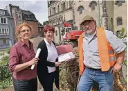  ?? NGZ-FOTO: LBER ?? Bauleiteri­n Sylvia Steins (Mitte) mit Karin Striewe und Hermann Loosen von der Bodendenkm­alpflege.