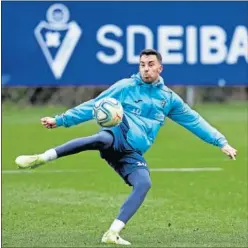  ??  ?? Expósito, durante un entrenamie­nto del Eibar en Atxabalpe.