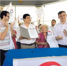  ?? JOSÉ DÍAZ PARA LA NACIÓN. ?? Carlos Alvarado firmó ayer un acuerdo sobre varios puntos con el grupo denominado Coalición Costa Rica.