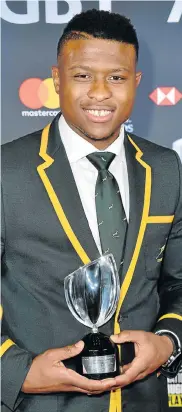  ?? Picture: YANN COATSALIOU/AFP ?? HUGE IMPACT: SA’s Aphiwe Dyantyi poses with his World Rugby Breakthrou­gh Player of the Year award at the World Rugby Awards held at the Monte-Carlo Sporting Club in Monaco on Sunday