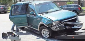  ?? Doug Walker / Rome News-Tribune ?? The driver of this Ford Expedition was taken to Floyd Medical Center after a head-on wreck on Shorter Avenue just west of Redmond Circle on Thursday at noon.