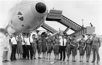  ??  ?? ARRIBA, Gregorio Albarracín, Bettina Kadner y Luis Molero. EN EL CENTRO, tripulació­n de un DC-10, 1979. ABAJO, el piloto Kiko González Aguilar ante un Convair CV-990 Coronado, 1973.