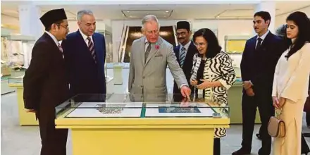  ?? BERNAMA PIC ?? Sultan of Perak Sultan Nazrin Muizzuddin Shah with Prince of Wales Prince Charles at the Islamic Arts Museum in Kuala Lumpur yesterday.