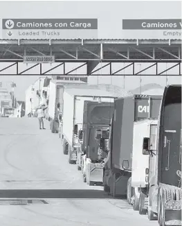  ?? REUTERS ?? Camiones pasan mercancía en frontera México-EU.