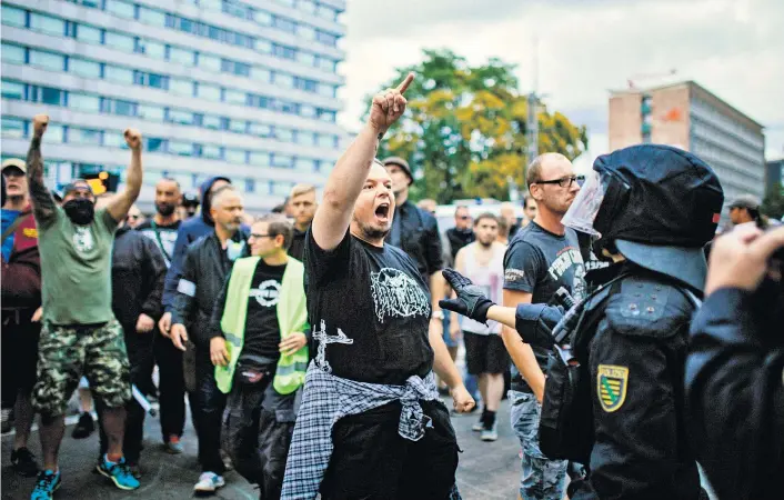  ??  ?? In Chemnitz vergeht kaum ein Tag, an dem nicht demonstrie­rt wird. Für den Samstag haben ostdeutsch­e AfD-Landesverb­ände zu einem „Schweigema­rsch“aufgerufen.