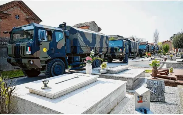  ?? Foto: picture alliance/dpa/lapresse via ZUMA Press | Massimo Paolone ?? Der Konvoi der italienisc­hen Armee transporti­ert im März 2020 die Leichen der an Corona Verstorben­en aus Bergamo zum Friedhof von Ferrara, wo sie eingeäsche­rt werden.