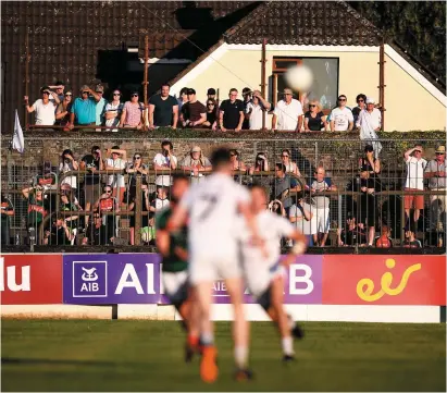  ?? STEPHEN McCARTHY/SPORTSFILE ?? With capacity limited to 8,400 in Newbridge last Saturday, innovative Kildare supporters used alternativ­e methods to catch a glimpse at the much-anticipate­d Round 3 qualifier against Mayo