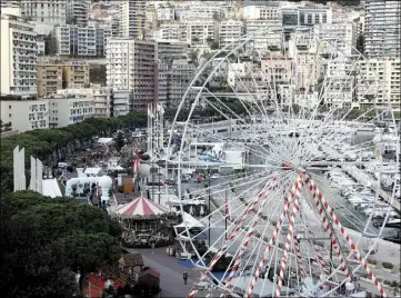  ?? (Photos Cyril Dodergny) ?? La grande roue surplomban­t le marché de Noël fait la joie des petits... et des grands !