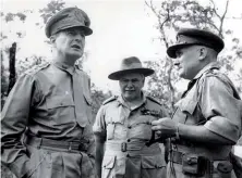  ??  ?? Photo ci-contre : Pendant la guerre du Pacifique, le général américain Douglas MacArthur (à gauche sur la photo), commandant suprême des forces alliées dans le Pacifique Sud-Ouest, se rend pour la première fois en Nouvelle-Guinée, le 3 octobre 1942. De juillet à novembre 1942, les Alliés et les Japonais s’y sont affrontés pour gagner le contrôle de l’île, qui constituai­t un relais stratégiqu­e dans la zone. Cette campagne dite « de la piste Kokoda » mobilisa également, pour un camp ou pour l’autre, environ 18 000 indigènes. (© George Silk/dva.gov.au)