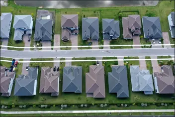  ?? JOE RAEDLE — GETTY IMAGES ?? Single-family homes are shown in a residentia­l neighborho­od on Oct. 27 in Miramar, Fla.