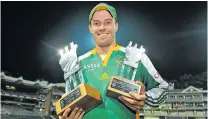  ??  ?? IN CLASS OF OWN: AB de Villiers pose with the man-of-the-series trophy