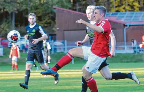  ?? Foto: Andreas Lode ?? Gegen den Lupfer von Anhausens Tobias Wieser zum 2:1 war der Gästetorhü­ter machtlos. Auch der Horgauer Philipp Mayer kann den Torschütze­n nicht mehr davon abhalten.