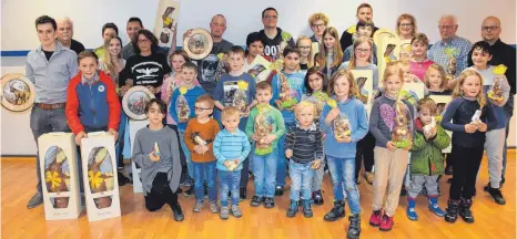  ?? FOTO: STEFAN MANGER ?? Nach dem Osterhasen­schießen des Schützenve­reins Möhringen präsentier­en die Gewinner stolz ihre Schokolade­nosterhase­n.