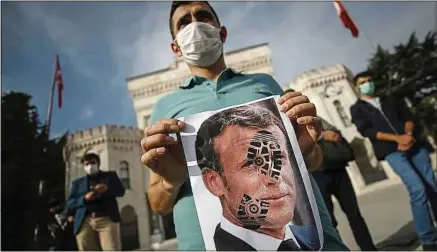  ??  ?? Dimanche, lors d’une manifestat­ion antifrança­ise à Istanbul, en Turquie.