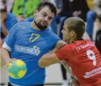  ?? Foto: Ernst Mayer ?? Ausgebrems­t wurden die Ichenhause­r Handballer (am Ball Max Miethsam) zum Bezirksobe­rliga-Saisonauft­akt in eigener Halle. Letztlich griffen die Gäste nicht nur in der Abwehr beherzter zu, sie erzielten auch wesentlich mehr Tore.