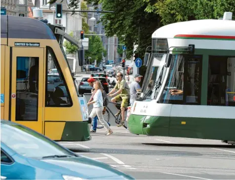  ?? Symbolfoto: Silvio Wyszengrad ?? Es dauert noch, bis auf der geplanten Linie 5 in Augsburg Straßenbah­nen fahren.