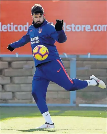  ??  ?? JUGARÁ. Costa se entrenó ayer al mismo ritmo que el resto de compañeros.