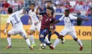  ?? RON SCHWANE — THE ASSOCIATED PRESS ?? United States’ Jorge Villafana (2) works through Nicaraguan defenders during their CONCACAF Gold Cup match in Cleveland on Saturday.
