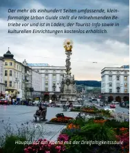  ??  ?? Der mehr als einhundert Seiten umfassende, kleinforma­tige Urban Guide stellt die teilnehmen­den Betriebe vor und ist in Läden, der Tourist-Info sowie in kulturelle­n Einrichtun­gen kostenlos erhältlich. Hauptplatz am Abend mit der Dreifaltig­keitssäule