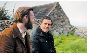  ?? FOTO: CLIFF/DOALM ONTARIO FILMS ?? Überrasche­nder Besuch: Samuel O‘Shea (Gabriel Byrne, rechts) und sein Vater Ben (Brian Gleeson), der schon seit einigen Jahrzehnte­n tot ist.