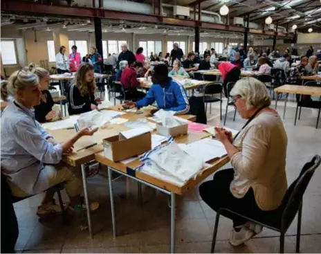  ?? FOTO: ANGIE GRAY ?? FULLT UPP. Av 500 rösträknar­e är cirka 170 personer länsstyrel­sens egen personal och drygt 300 personer externt rekryterad­e.