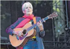  ??  ?? US-Sängerin Joan Baez (li.) mit 75 im Jahr 2015 beim 40. Paleo Festival und Altrocker Neil Young (72) beim Roskilde Festival in Dänemark.