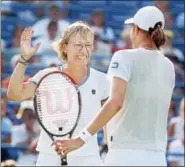  ?? REGISTER FILE PHOTO ?? Martina Navratilov­a raises her hand to give her partner Katarina Srebotnik a high five during their match played at the Connecticu­t Tennis Center several years ago.
