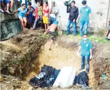  ?? RIC V. OBEDENCIO ?? The four suspected Abu Sayyaf members who were
killed during an encounter
with the government
troops in Clarin, Bohol Saturday afternoon were buried
in mass grave.