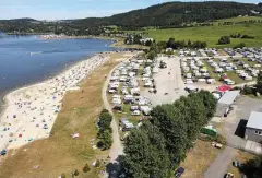  ?? FOTO: PETER HAGEN ?? Saalburg Beach ist mit seinen 300 Caravan-Stellplätz­en in diesem Jahr schnell zur neuen Attraktion am Thüringer Meer geworden.