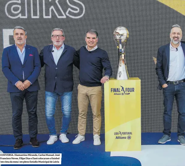  ?? ?? CONVERSA. Diamantino Miranda, Carlos Manuel, José Francisco Neves, Filipe Dias e Dani colocaram o futebol ‘em cima da mesa’ em pleno Estádio Municipal de Leiria