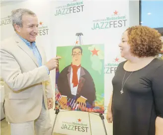  ??  ?? Luis Álvarez, productor ejecutivo del Heineken Jazzfest y vicepresid­ente de la División de licores de Méndez & Co. junto a la artista plástico Nivia Ortiz, creadora del cartel oficial de este año.