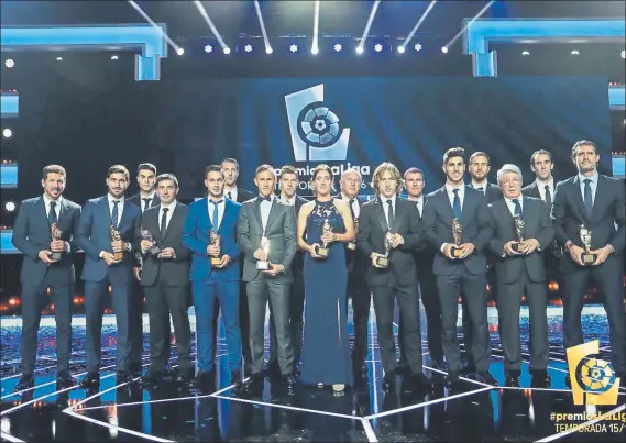  ?? FOTO: LALIGA ?? Todos los premiados anoche en la Gala de LaLiga El Atlético de Madrid fue el gran protagonis­ta con un total de cinco trofeos: dos para Griezmann y uno para Simeone, Oblak y Godín