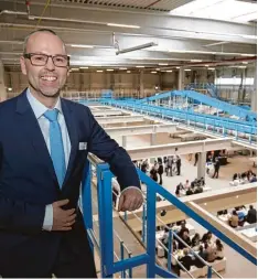  ?? Fotos: Michael Hochgemuth ?? Das neue Hermes Logistikze­ntrum erstreckt sich über eine Fläche, die so groß ist wie acht Fußballfel­der. 100 000 Sendungen will der Paketdiens­tleister pro Tag dort sortie ren. Möglich wären sogar doppelt so viele. Zuständig für den Standort ist Markus...