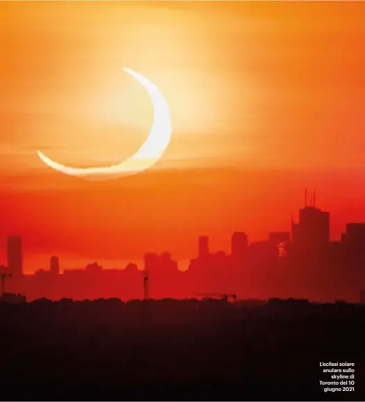  ??  ?? L’eclissi solare anulare sullo skyline di Toronto del 10 giugno 2021