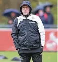  ??  ?? Peter Stöger leitete auch gestern das Training beim 1.FC Köln.