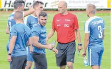  ?? SZ-FOTO: AW ?? Roland Schlecker (Mitte, rotes Shirt) trainiert auch in der kommenden Saison die TSG Ehingen. Patrick Mrochen (rechts) sowie Daniel Post bleiben Co-Trainer.
